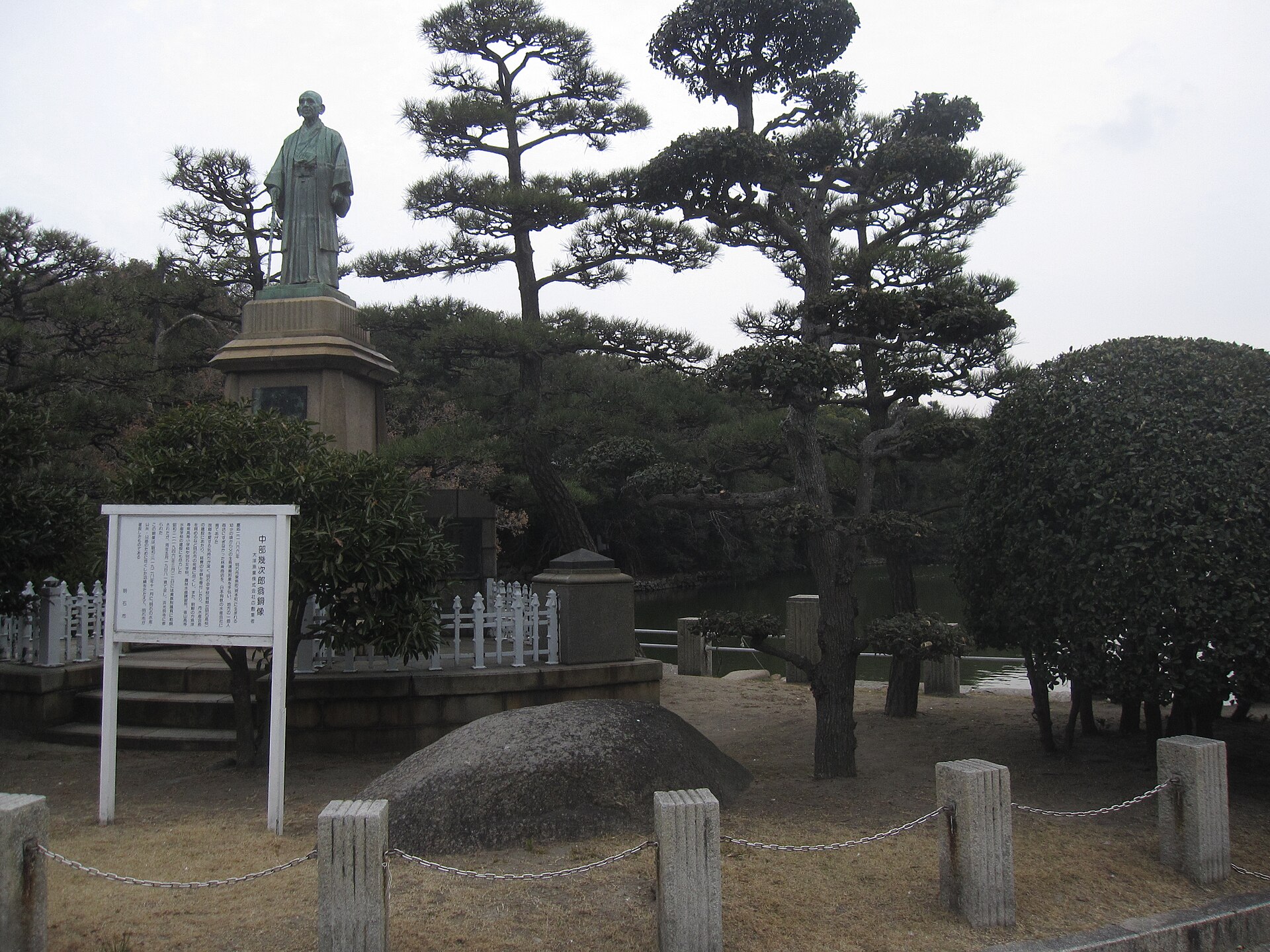 明石公園の入口にある中部幾次郎像